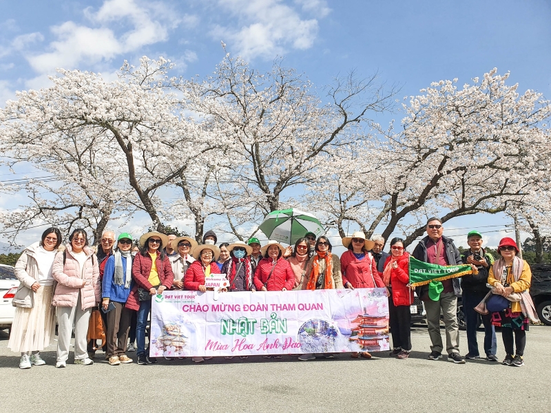 Đoàn khách Đất Việt Tour tham quan Nhật Bản
