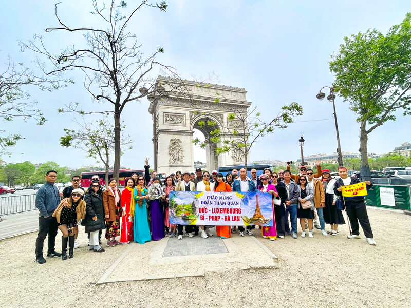 Đoàn khách tham quan Khải Hoàn Môn - nước Pháp