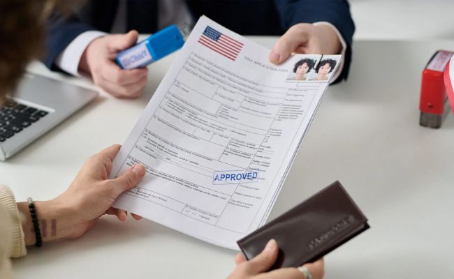 Chuẩn bị giấy tờ cá nhân khi làm hồ sơ EB3 (Ảnh: sưu tầm)