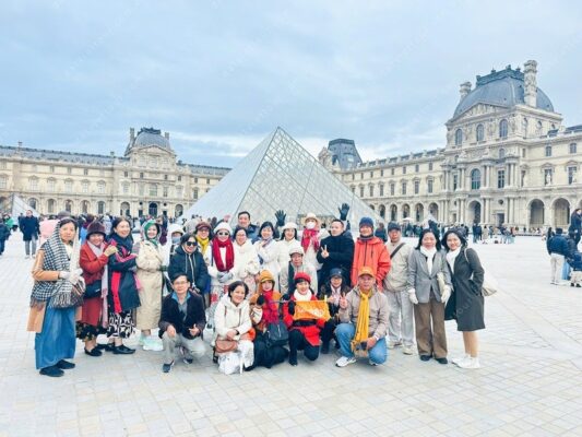Đoàn khách du lịch Châu Âu (ảnh Đất Việt Tour)