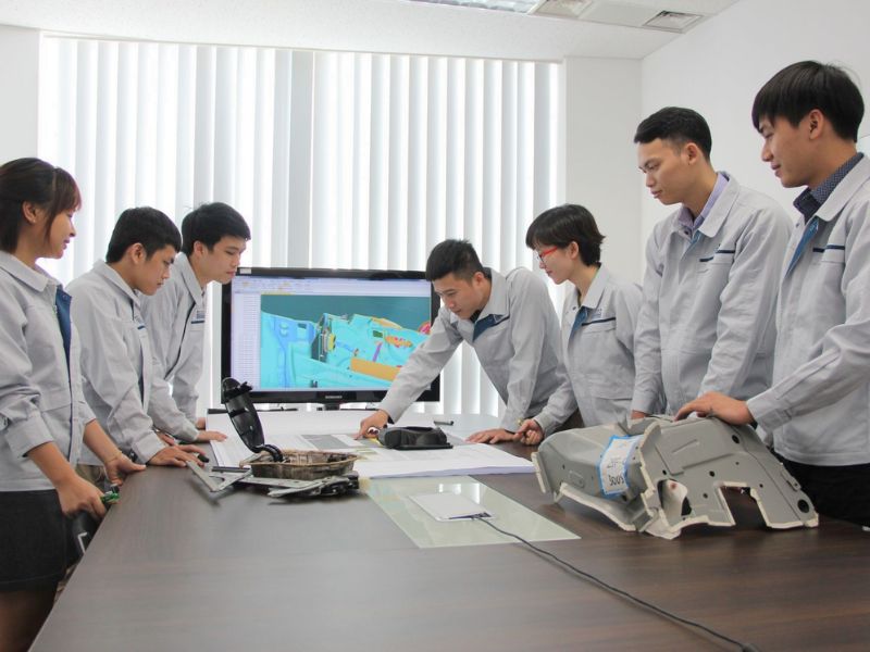 Nhân viên kỹ thuật làm việc tại Nhật Bản (ảnh: sưu tầm)