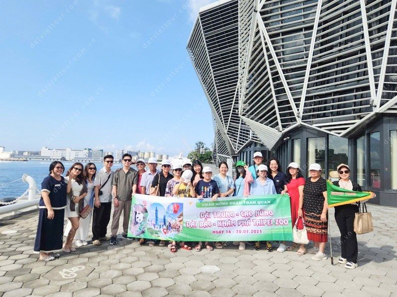 Khách đoàn đi du lịch Đài Loan (ảnh: Đất Việt Tour)