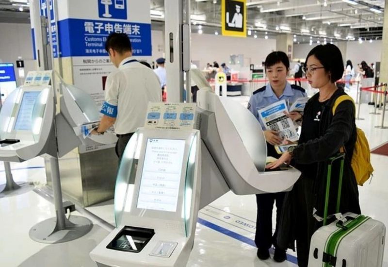 Khu vực kiosk hỗ trợ quét hộ chiếu và làm thủ tục nhập cảnh tại sân bay Nhật Bản (Ảnh: Sưu tầm)